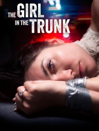 Девушка в багажнике