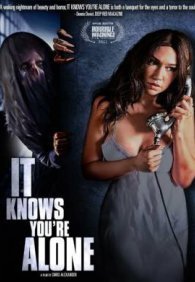 Оно знает, что ты одна